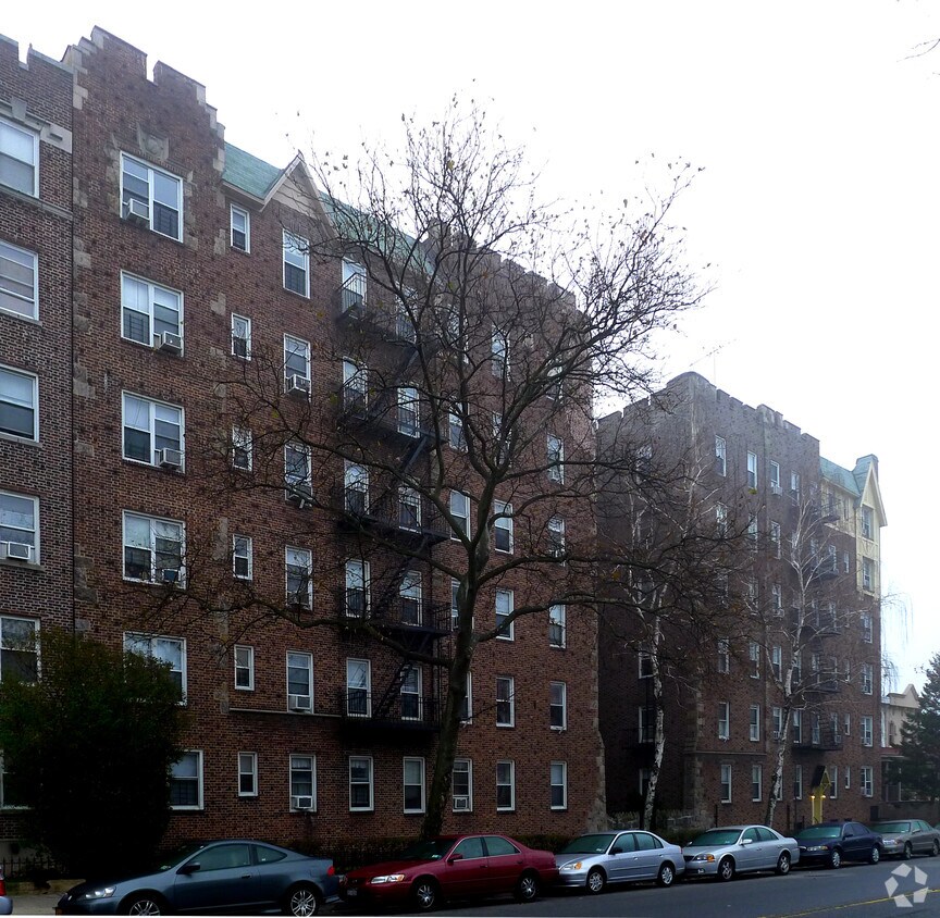 Foto del edificio - 8831 Fort Hamilton Pky