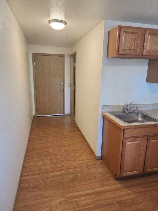 Building Photo - Cute studio available - Top floor! Elevato...