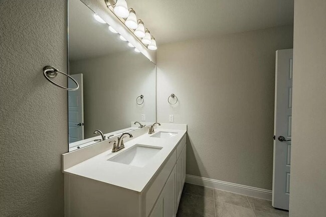 Foto del edificio - 7613 Regal Ln