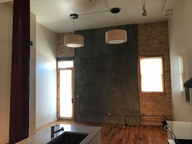 Foto del edificio - Beautiful 2 Story Apartment