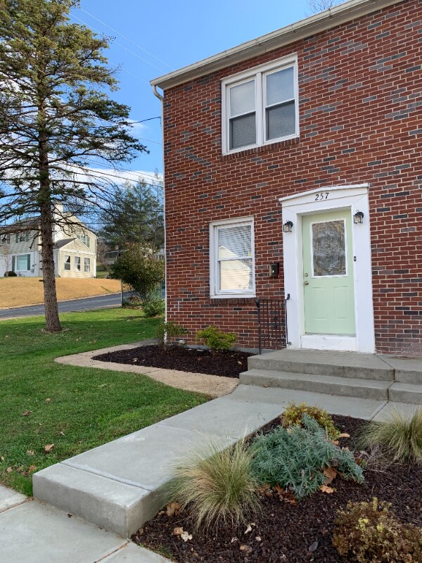 Building Photo - 257 Lincoln Ave
