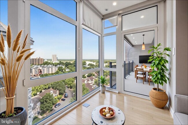 Foto del edificio - 8220 Crestwood Heights Dr