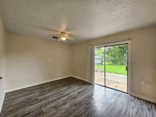 Foto del edificio - RENT SPECIAL WITH IMMEDIATE MOVE IN & AVAILABLE NOW!