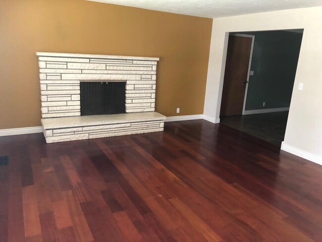Building Photo - 5 Bedroom 3 Bath Home in West Valley City