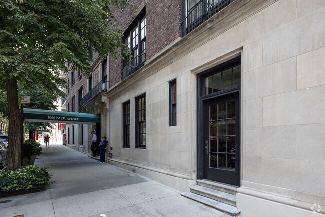 Building Photo - 1060 Park Ave