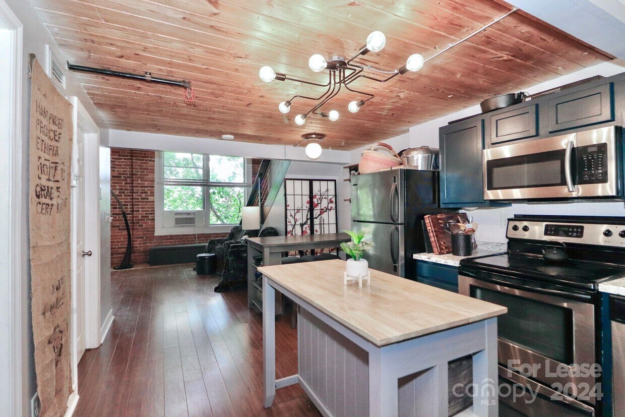 Primary Photo - 201 S Hoskins Rd