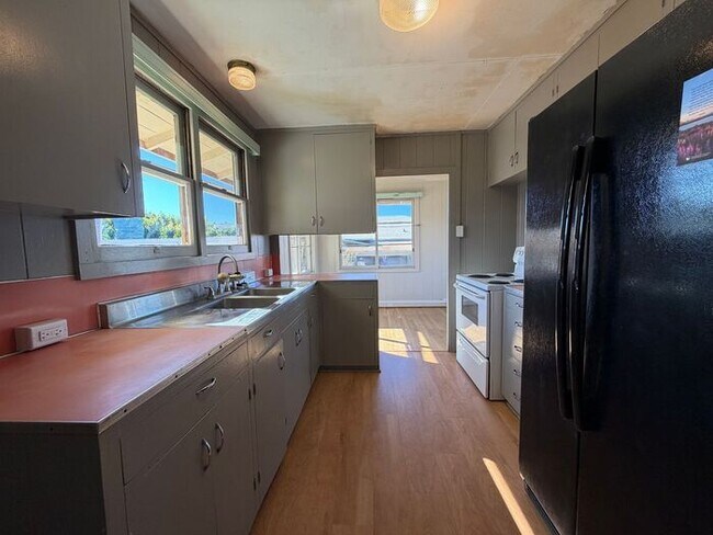 Foto del edificio - Pearl City: 3 bedroom 1.5 bath single family home with 1 car carport