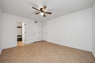 Building Photo - 17331 Red Oak Dr