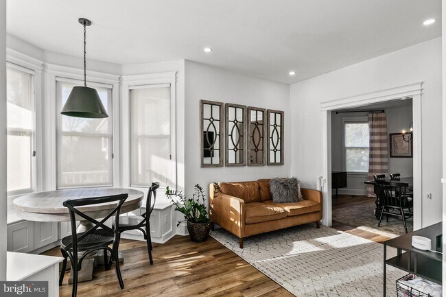 Building Photo - 439 E Melrose Ave