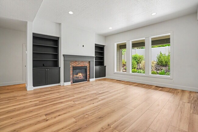 Building Photo - 6120 N Hacienda Ave