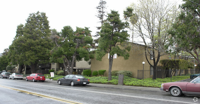 Building Photo - Snooty Fox Apartments