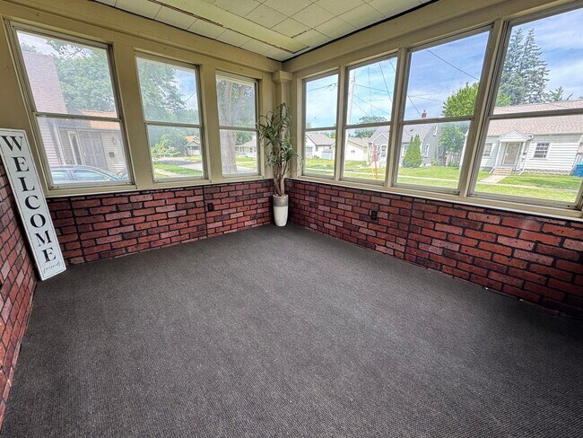 Foto del edificio - 2 bed, 1 bath home for rent in West Waterloo.