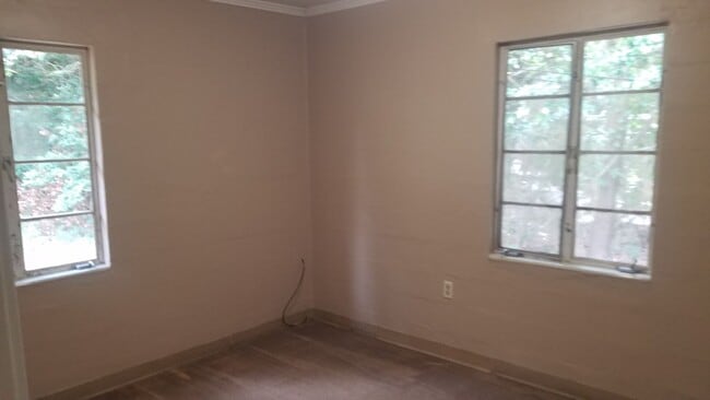 Building Photo - 2 Bedroom/1 Bath Duplex