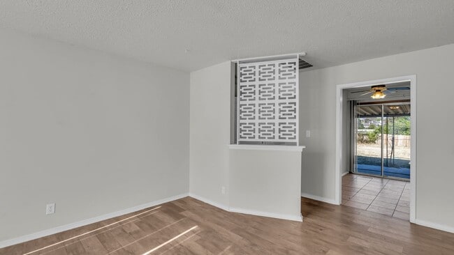 Foto del edificio - E 35th St Duplex