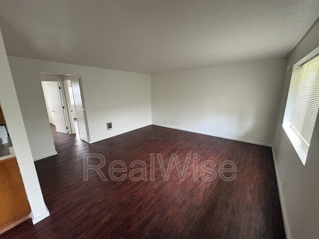 Foto del edificio - 411 W First Ave