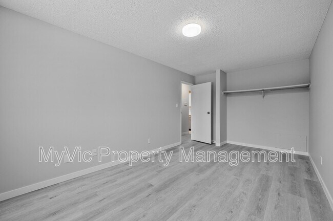 Building Photo - 10152-10158 158 St NW