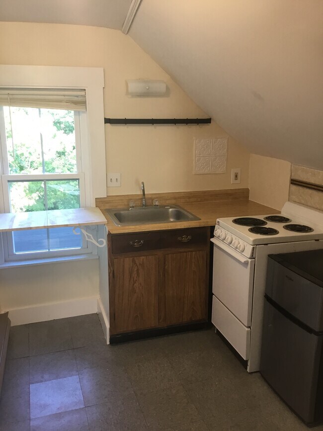 Kitchenette - 20 Rochester St