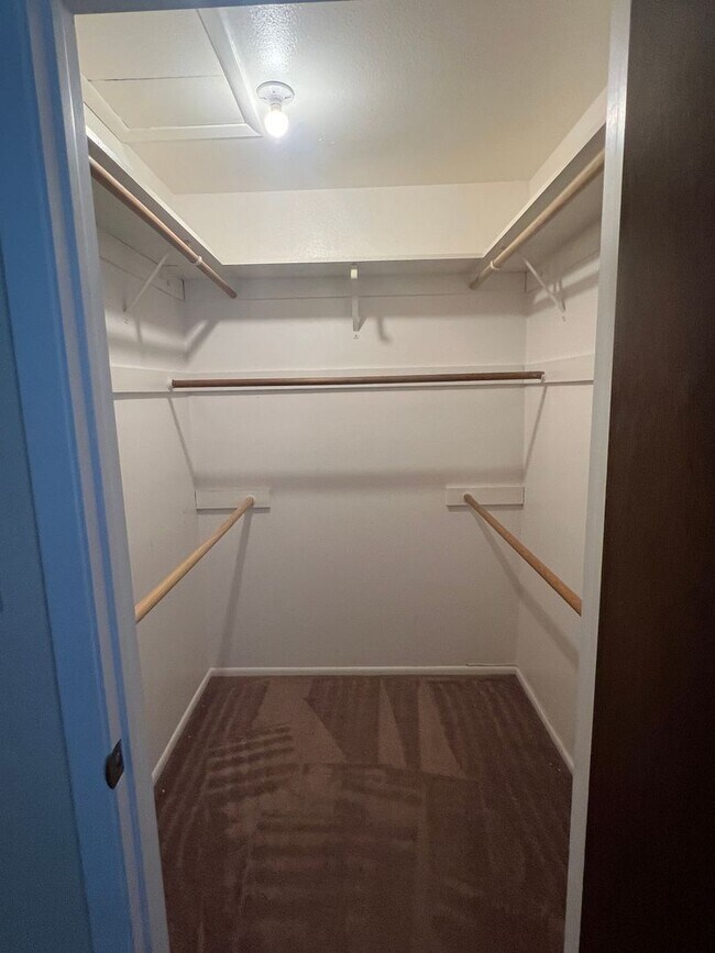 Foto del edificio - $2,475 3 Bed/2 Bath House -Country Club Estates neighborhood