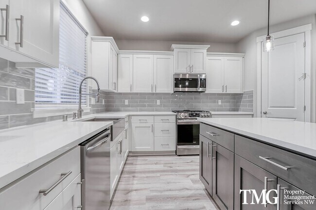Foto del edificio - Pet Friendly Spacious Newer 3 Bedroom 2.5 ...