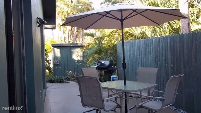 Foto del edificio - 2 br, 2 bath Apartment - 2563 NE Palm Ave