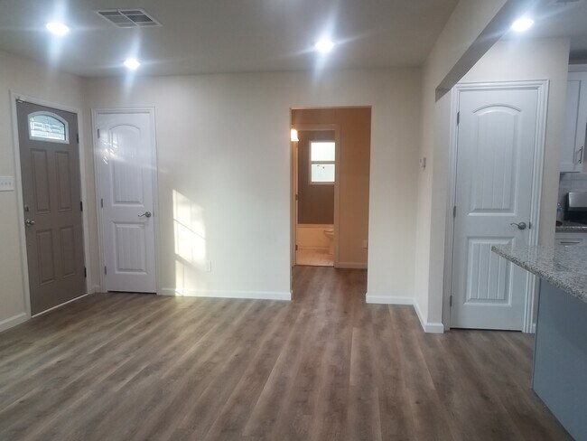 Habitaciones divididas con el recibidor del baño - 3140 Mojave Dr