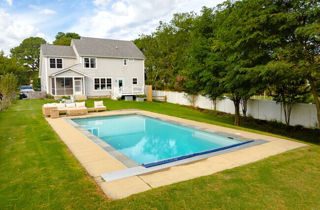 Foto del edificio - 17246 Piney Point Rd