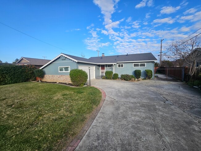 Building Photo - 686 Coakley Dr