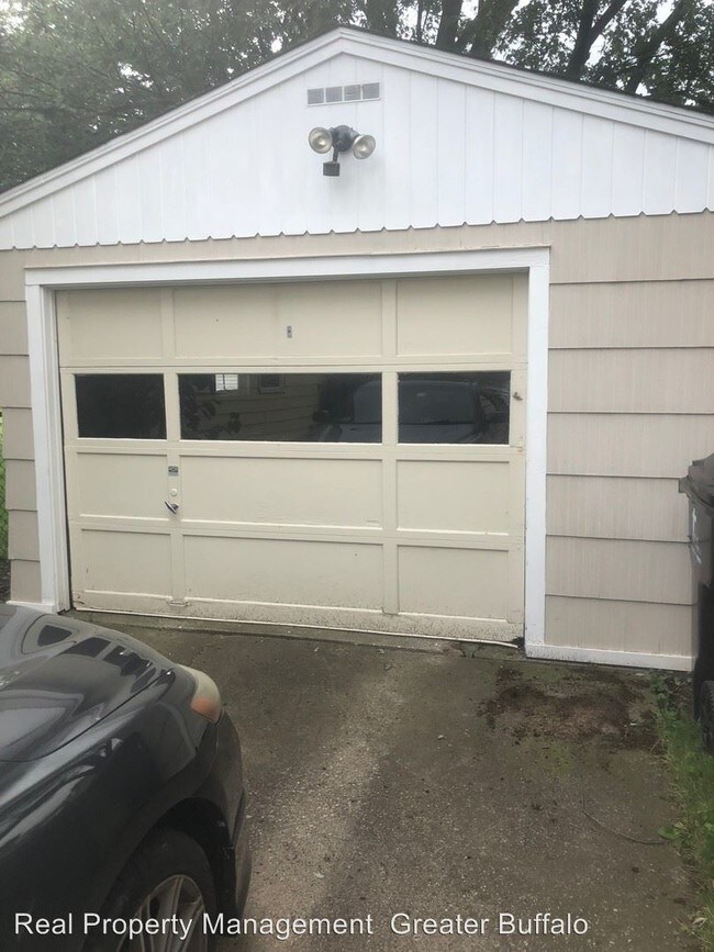 Building Photo - 3 br, 1 bath House - 1141 Brighton Rd.