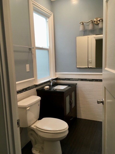 Tiled bathroom - 139 Lincoln Way