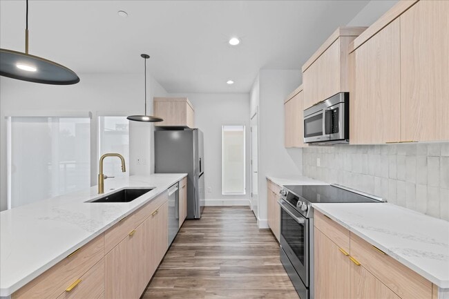 Cocina (opción de gabinetes claros) - 1011 Orchard, Boise, ID 83705 — UPTOWN CONDOS