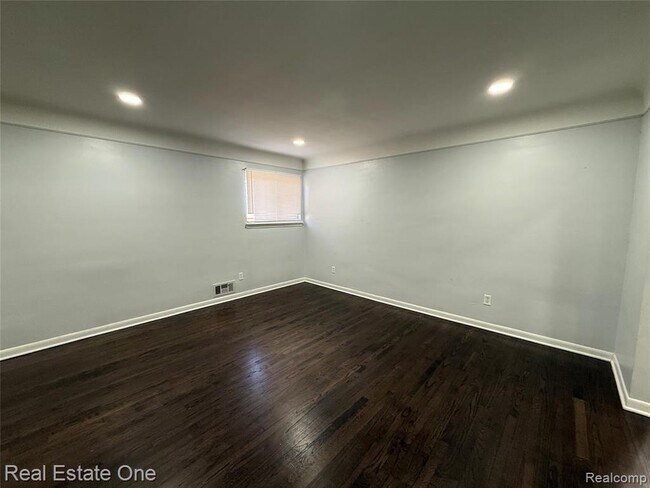 Foto del edificio - 8064 Whitefield St