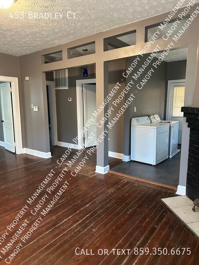 Foto del edificio - 453 Bradley Ct