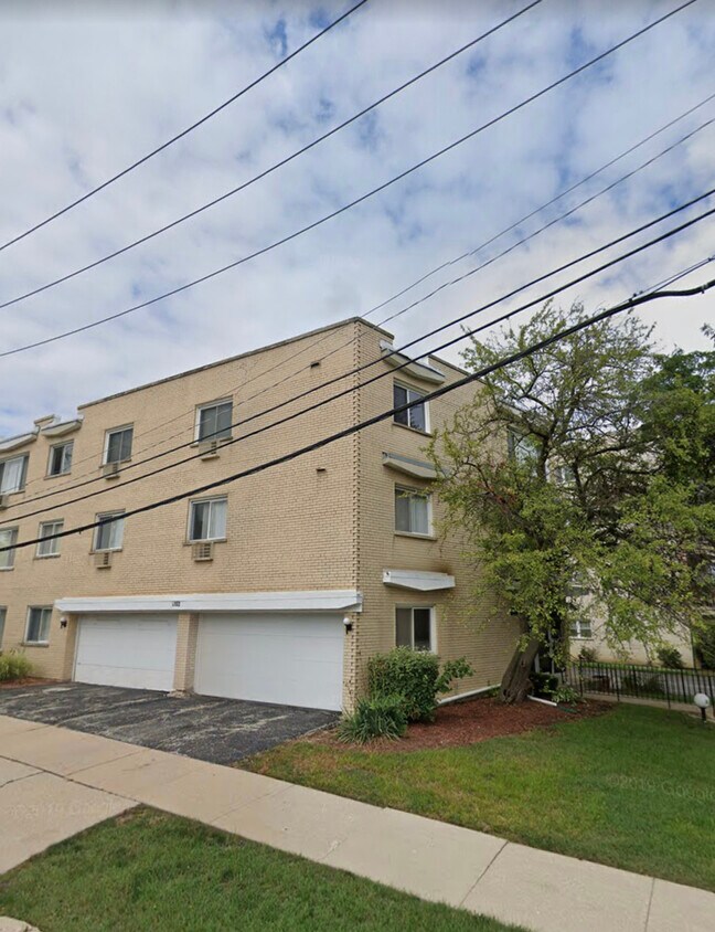 8152 Elmwood St Unit 101, Skokie, IL 60077 Condo for Rent in Skokie