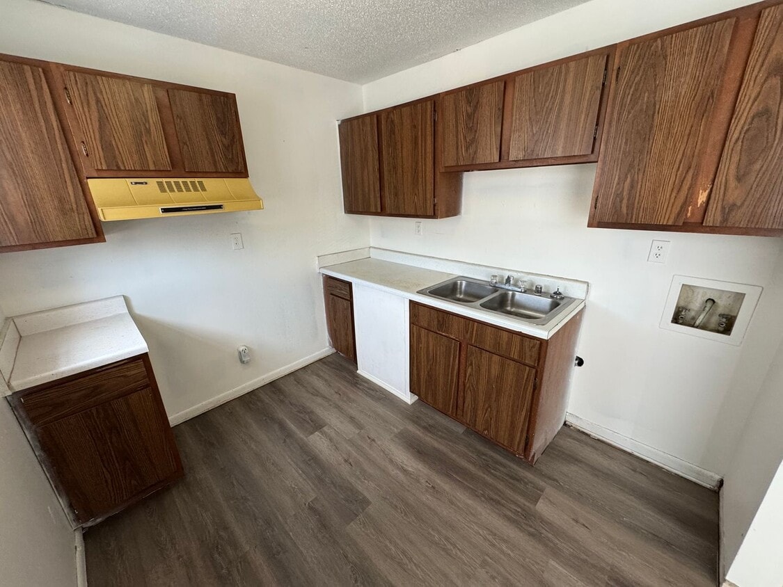 Building Photo - 1120 Hall St