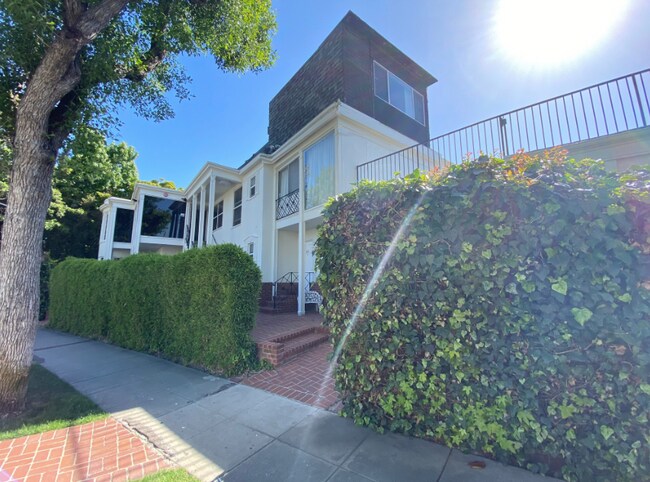 Foto del edificio - 473-491 S Roxbury Dr