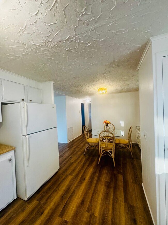 Foto del edificio - Welcome to your Florida retirement dream in desirable Hollywood Estates.