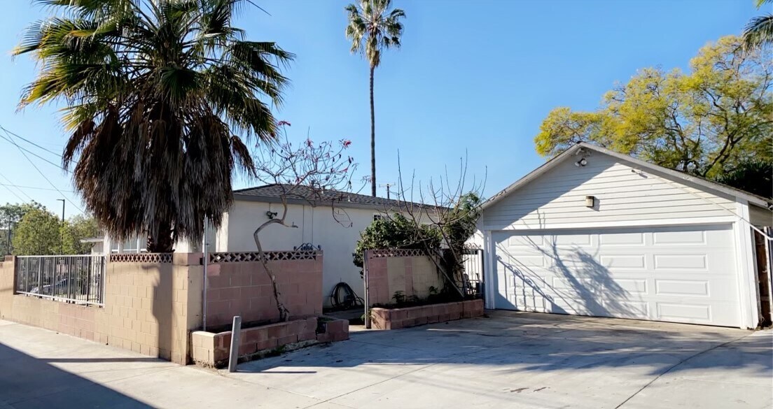 2 DIFFERENT ENTRACE - 4427 W 137th Pl