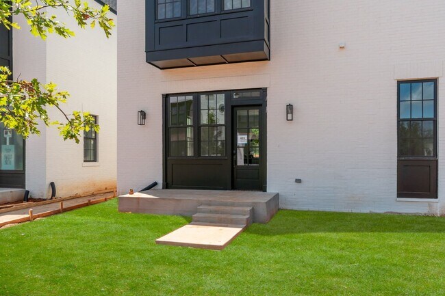 Foto del edificio - Minimalist Magic: 2-Bed Apartment Over Selah’s Creative District