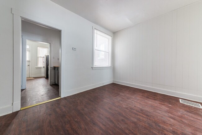 Building Photo - Ready NOW  - SPACIOUS 3 BEDROOM HOME!