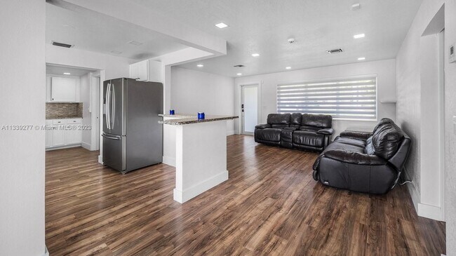 Foto del edificio - 8946 SW 52nd Ct