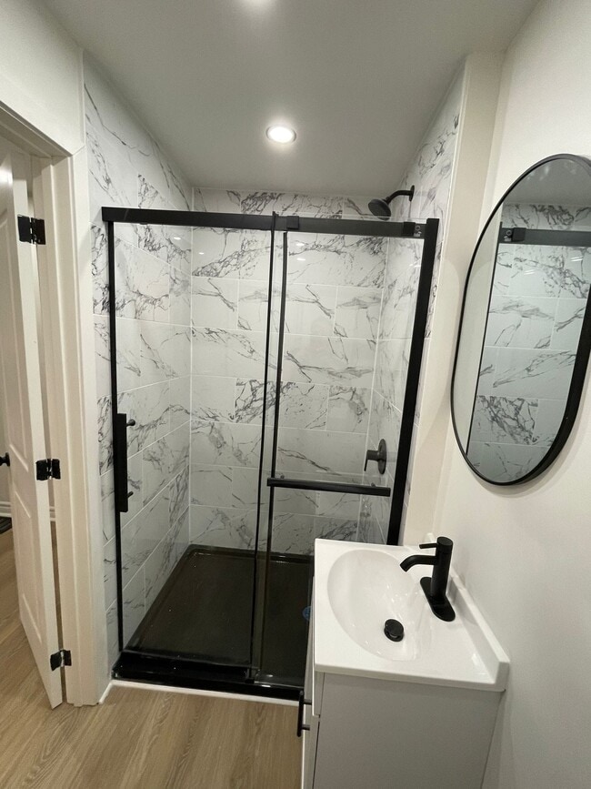 Building Photo - 19 Wellington St