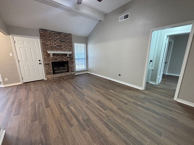 Foto del edificio - THIS HOME IS READY TO STEAL YOUR HEART WITH IT'S CHARM.