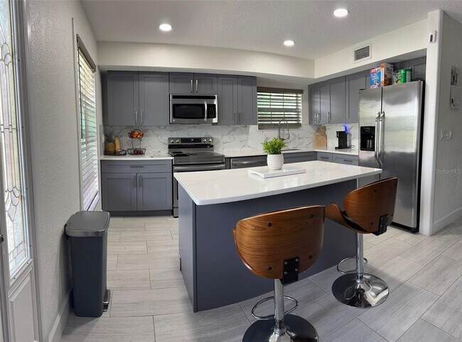 Foto del edificio - 1663 Birchcrest Blvd