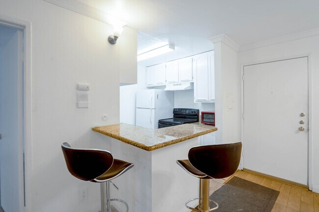 Foto del edificio - 1 Bedroom / 1 Bathroom Condo In Koreatown