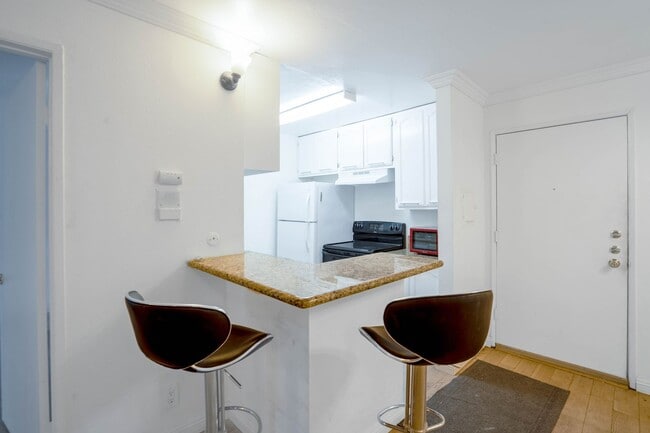 Foto del edificio - 1 Bedroom / 1 Bathroom Rear Condo Unit