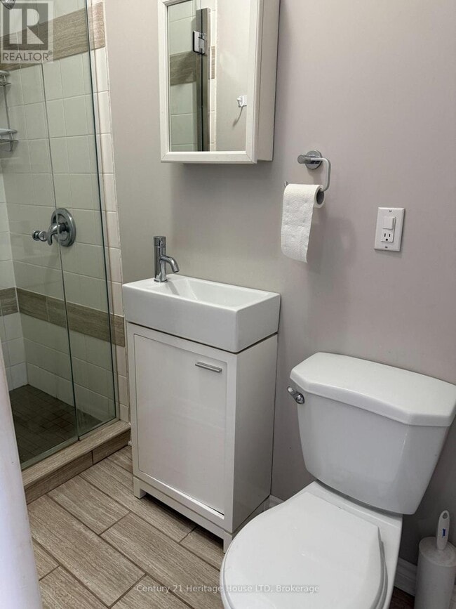 Building Photo - 154 Ridge Rd N