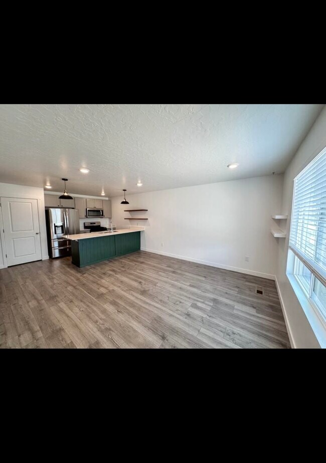 Building Photo - 913 E Flotsam Way