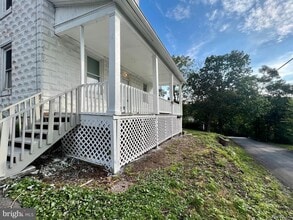 Building Photo - 6 Laurel Hill Ln