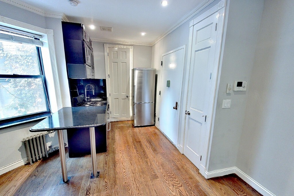 Foto del edificio - 325 E 5th St