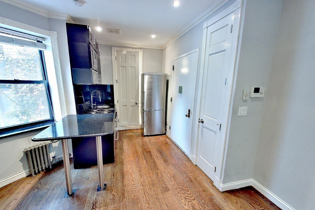 Primary Photo - 325 E 5th St